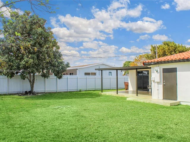 494 W 41st Pl, Hialeah FL 33012