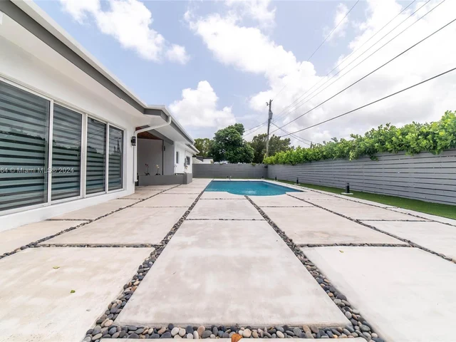 19920 NE 21st Ave, Miami FL 33179