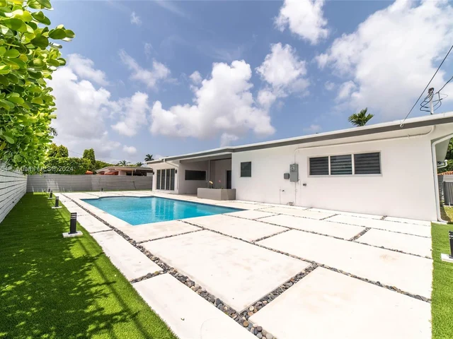 19920 NE 21st Ave, Miami FL 33179