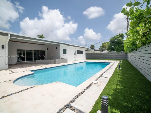 19920 NE 21st Ave, Miami FL 33179