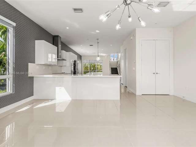 10360 NW 64th St, Doral FL 33178