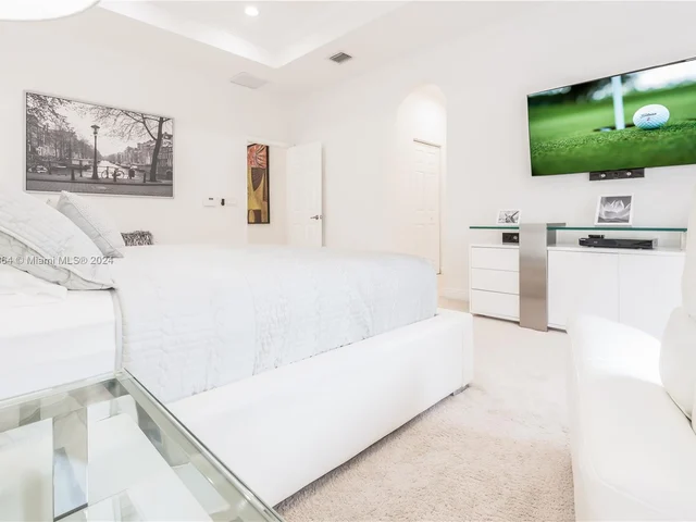 8680 NW 101st Pl, Doral FL 33178