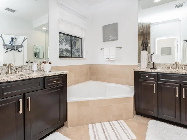 8680 NW 101st Pl, Doral FL 33178