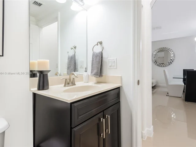 8680 NW 101st Pl, Doral FL 33178