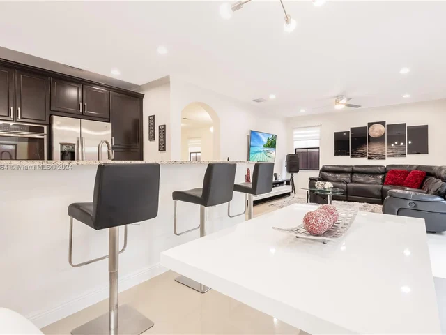 8680 NW 101st Pl, Doral FL 33178