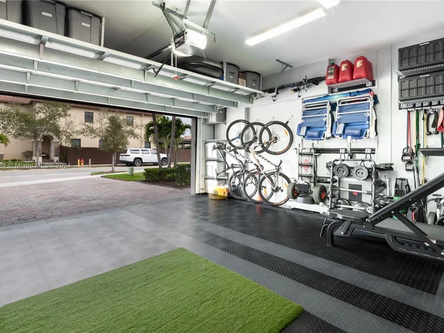 8680 NW 101st Pl, Doral FL 33178