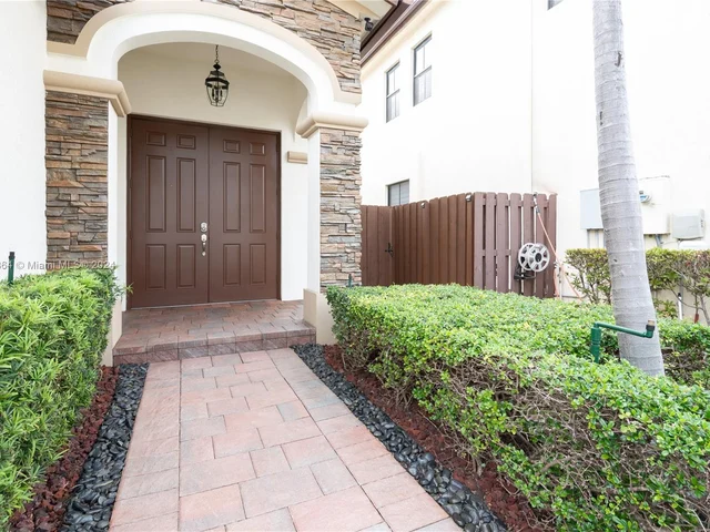 8680 NW 101st Pl, Doral FL 33178