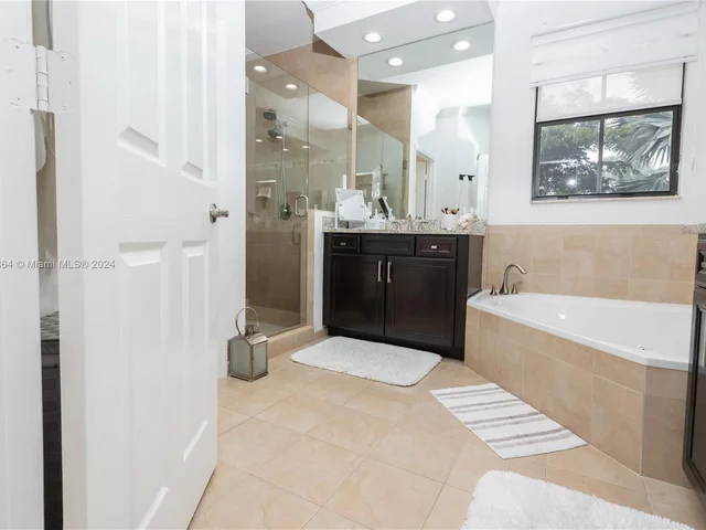 8680 NW 101st Pl, Doral FL 33178