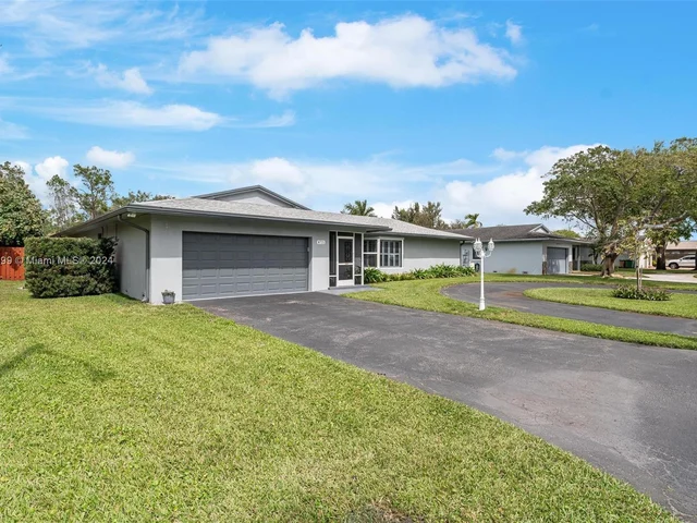 8721 SW 26th Ct, Davie FL 33328