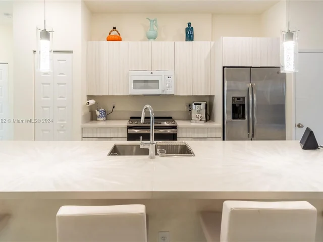 7925 NW 104th Ave # 1, Doral FL 33178