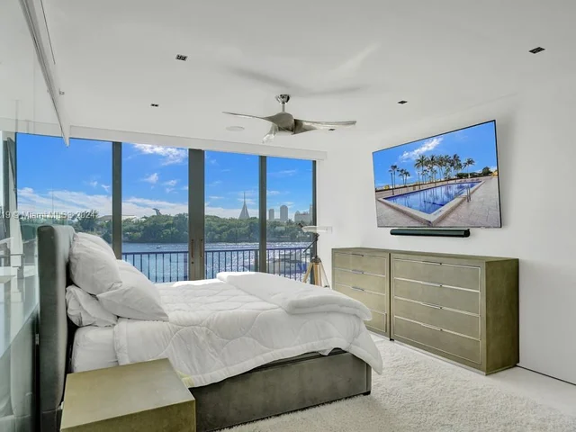 1000 Venetian Way # 101, Miami FL 33139