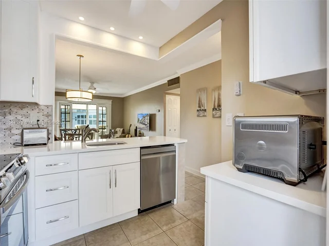 3500 NW 48th Ave # 516, Lauderdale Lakes FL 33319