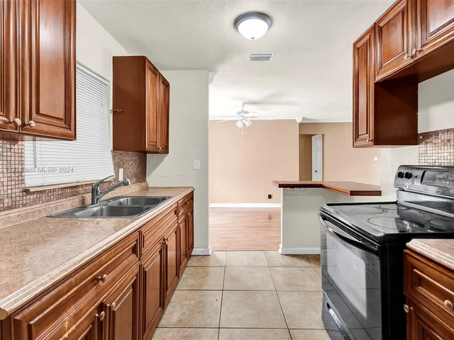 806 NE 52nd St, Deerfield Beach FL 33064