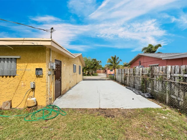 806 NE 52nd St, Deerfield Beach FL 33064