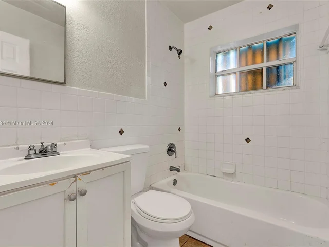 806 NE 52nd St, Deerfield Beach FL 33064