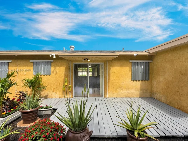 806 NE 52nd St, Deerfield Beach FL 33064