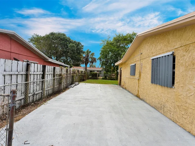 806 NE 52nd St, Deerfield Beach FL 33064