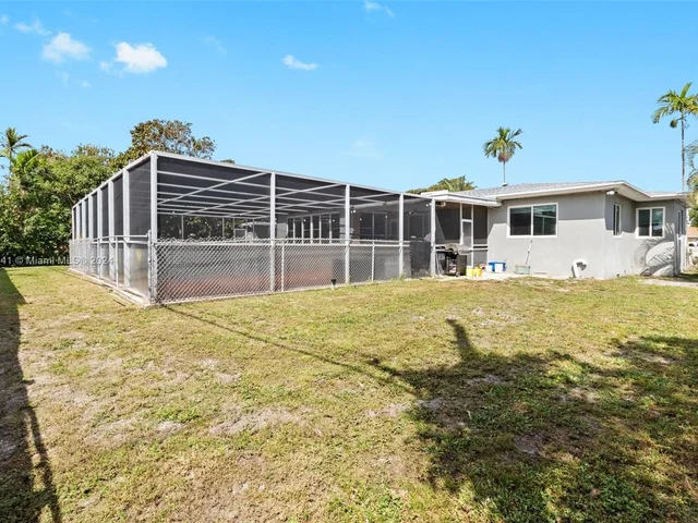 2524 Dewey St, Hollywood FL 33020