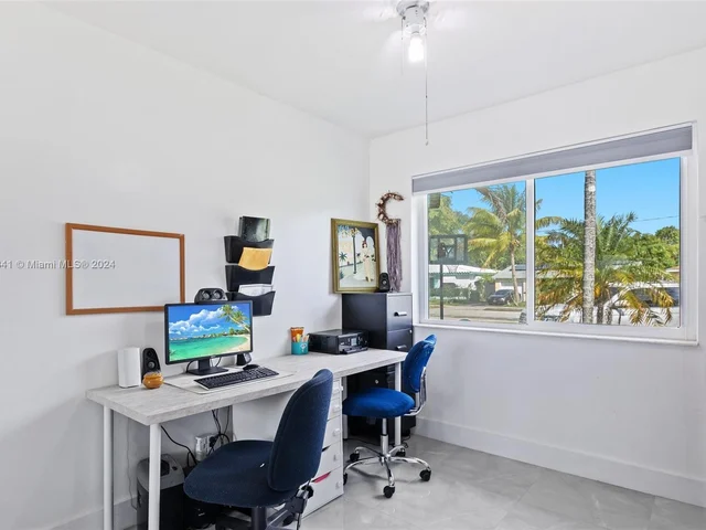 2524 Dewey St, Hollywood FL 33020