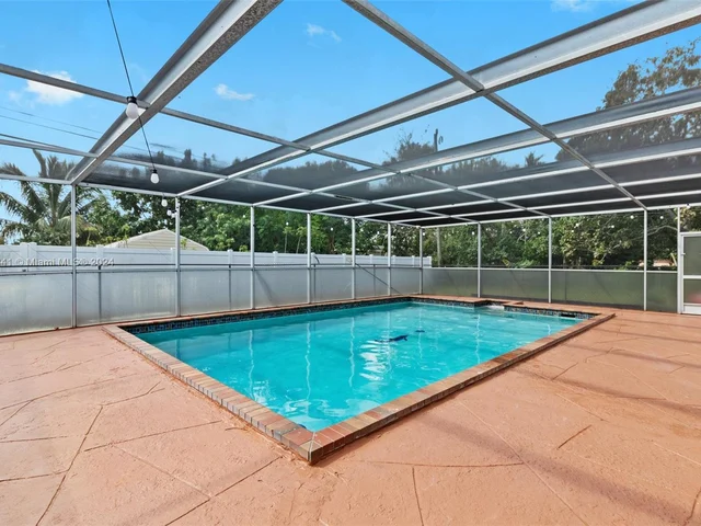 2524 Dewey St, Hollywood FL 33020