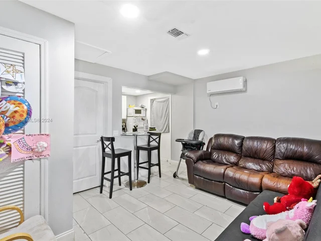 2524 Dewey St, Hollywood FL 33020