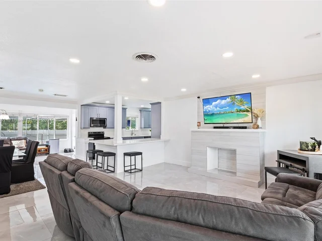 2524 Dewey St, Hollywood FL 33020