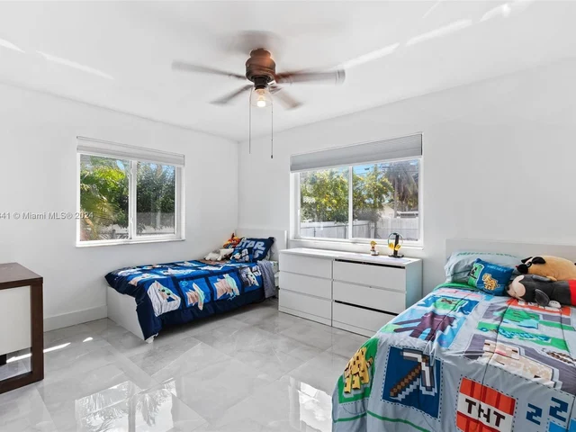 2524 Dewey St, Hollywood FL 33020