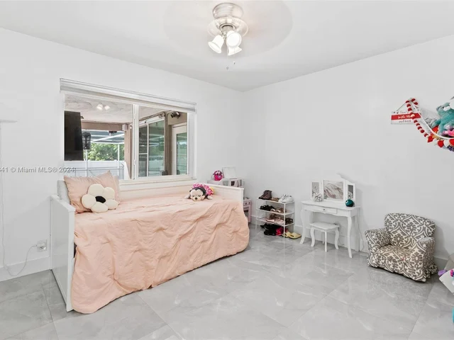 2524 Dewey St, Hollywood FL 33020