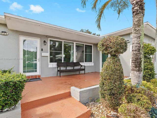2524 Dewey St, Hollywood FL 33020