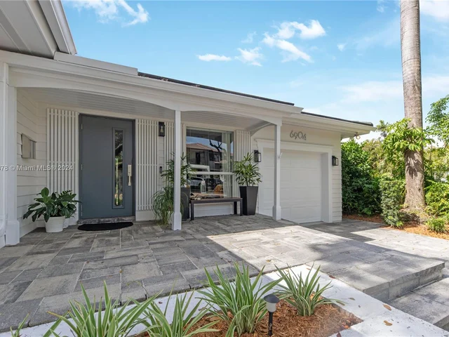 6904 Veronese St, Coral Gables FL 33146