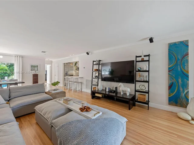 6904 Veronese St, Coral Gables FL 33146