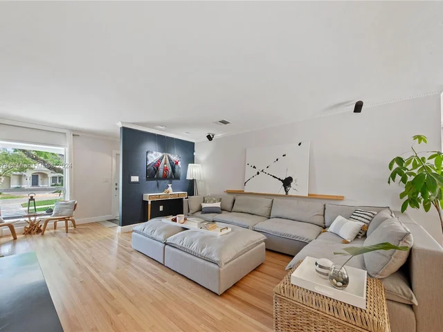 6904 Veronese St, Coral Gables FL 33146