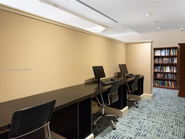 19900 E Country Club Dr # 420, Aventura FL 33180