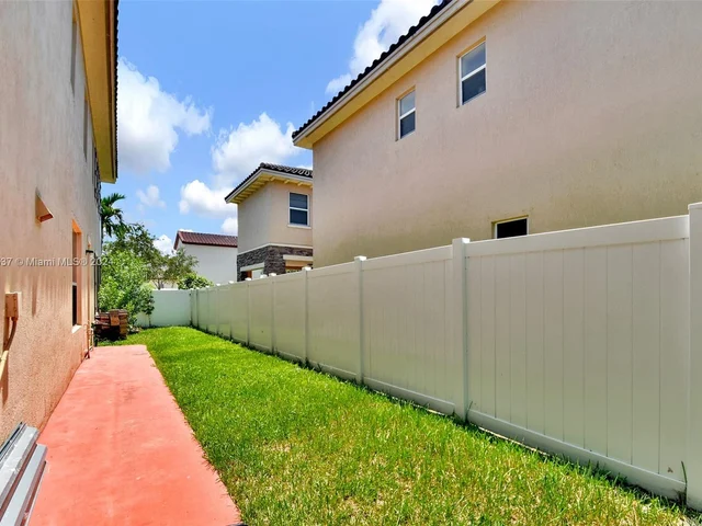 17075 SW 92nd St, Miami FL 33196