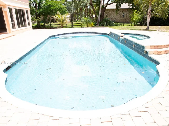 11930 NW 8th St, Plantation FL 33325