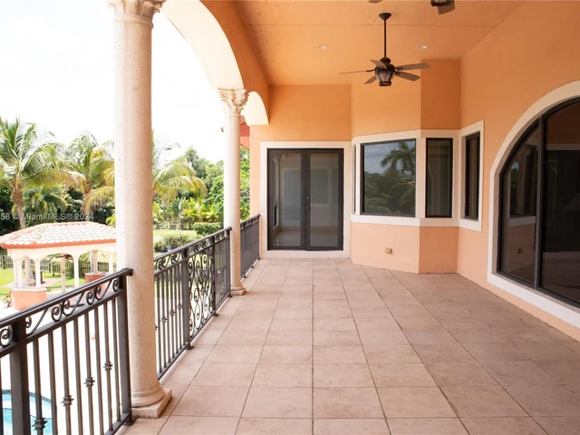 11930 NW 8th St, Plantation FL 33325