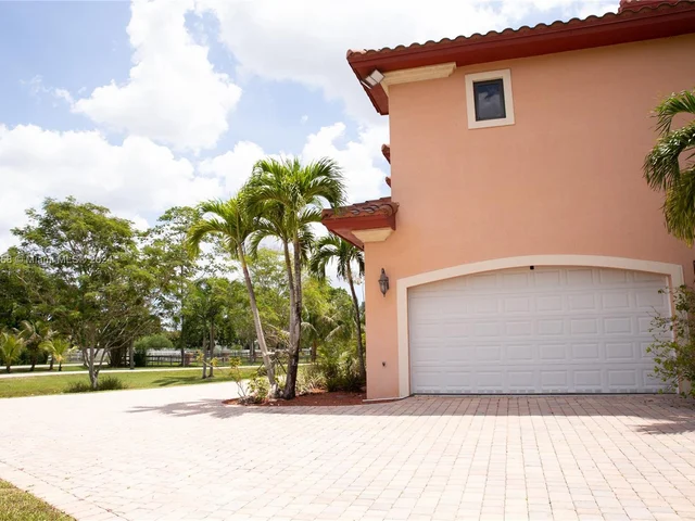 11930 NW 8th St, Plantation FL 33325