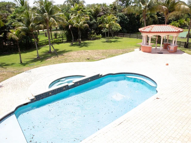 11930 NW 8th St, Plantation FL 33325