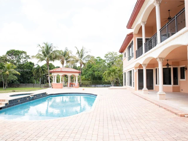 11930 NW 8th St, Plantation FL 33325