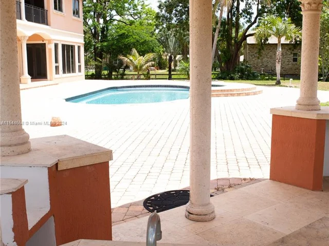 11930 NW 8th St, Plantation FL 33325