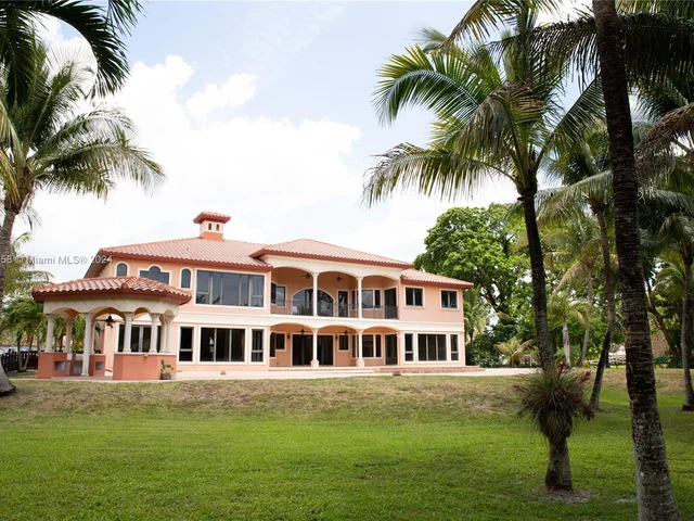 11930 NW 8th St, Plantation FL 33325