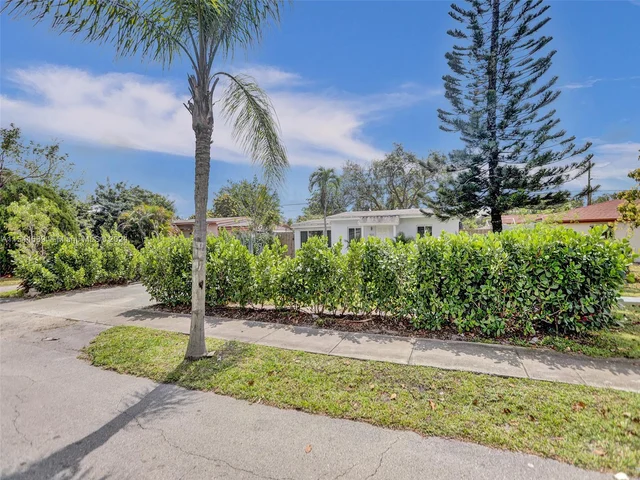 1820 NE 182nd St, North Miami Beach FL 33162