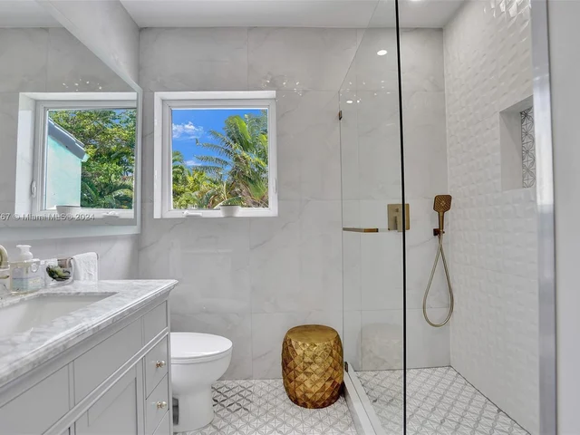 6355 Lagorce Dr, Miami Beach FL 33141