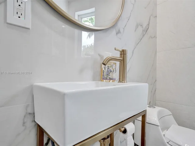 6355 Lagorce Dr, Miami Beach FL 33141