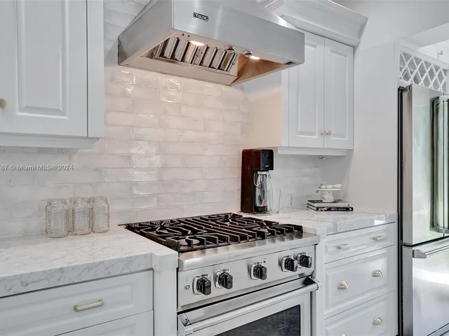 6355 Lagorce Dr, Miami Beach FL 33141