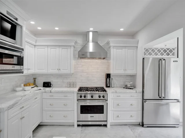 6355 Lagorce Dr, Miami Beach FL 33141