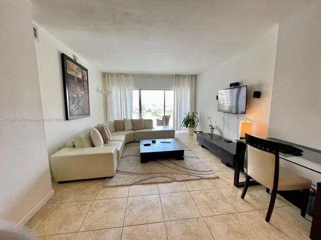 500 Bayview Dr # 527, Sunny Isles Beach FL 33160
