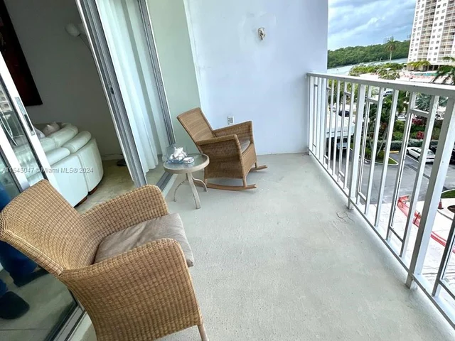 500 Bayview Dr # 527, Sunny Isles Beach FL 33160
