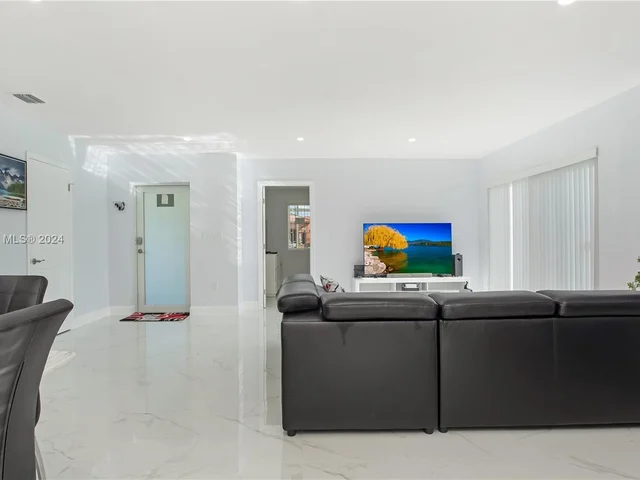 18395 SW 216th St, Miami FL 33170