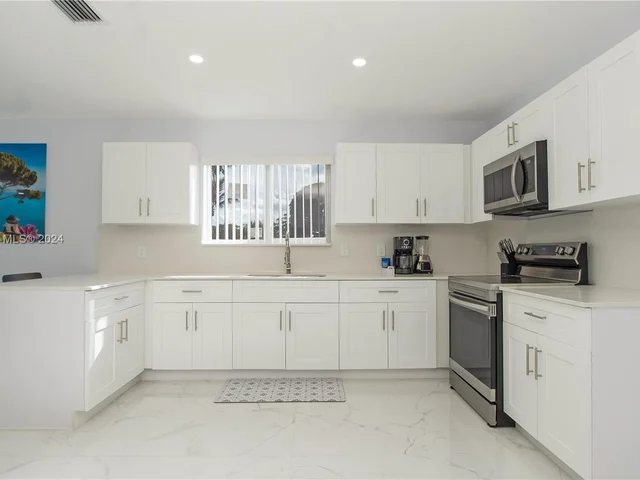 18395 SW 216th St, Miami FL 33170